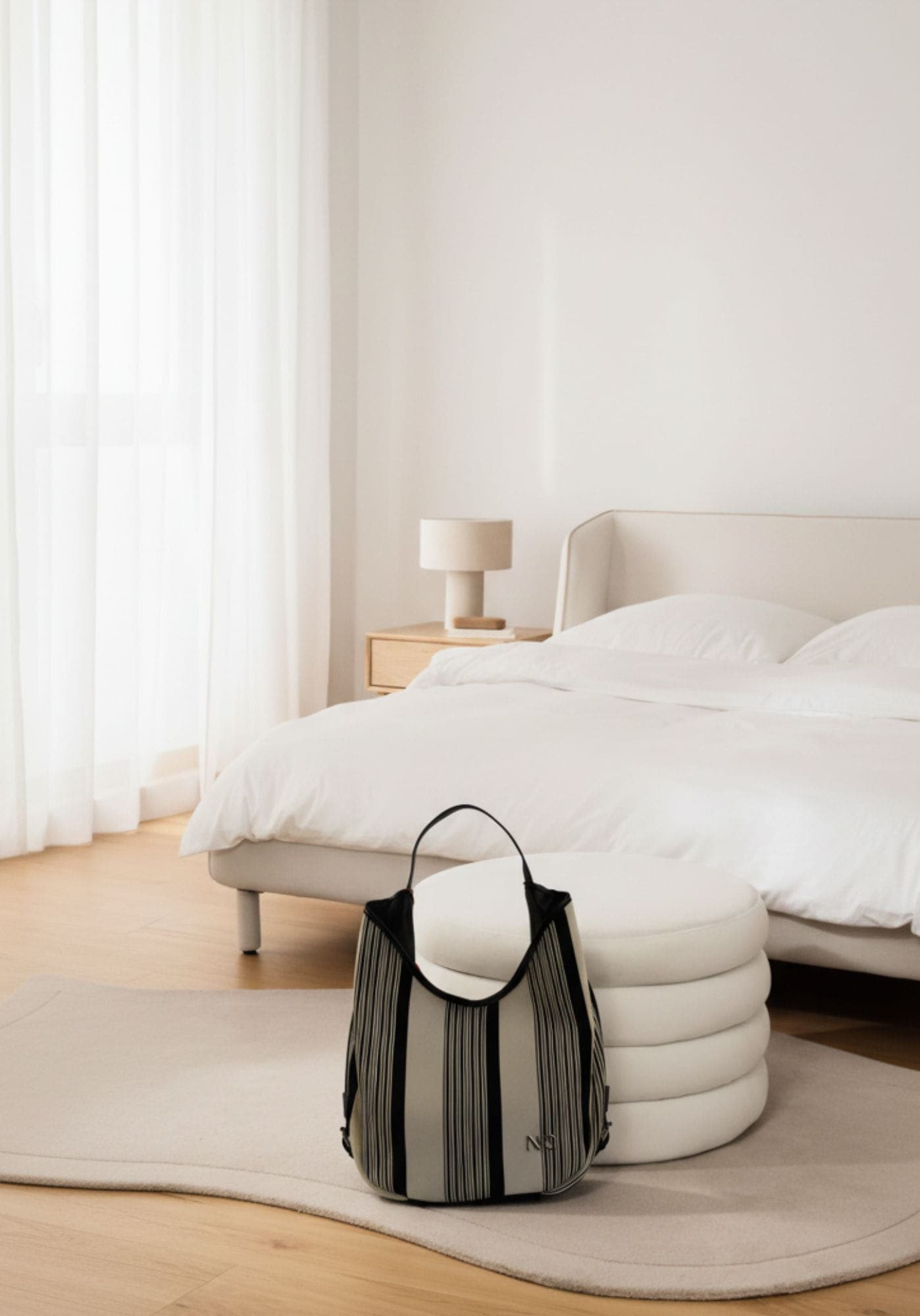 Bolso maxi hobo tejido líneas B&W Noco - Imagen 3
